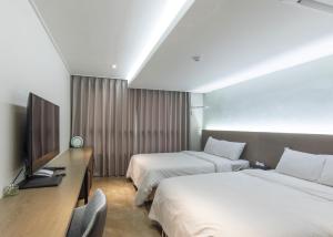 Tempat tidur dalam kamar di Hotel Wolmido