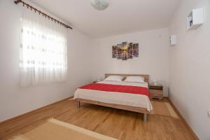 Posteľ alebo postele v izbe v ubytovaní Apartments with a parking space Pag - 18848