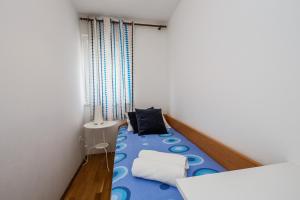 Habitación pequeña con cama azul y blanca en Apartments with a parking space Kastel Stari, Kastela - 18812, en Kaštela
