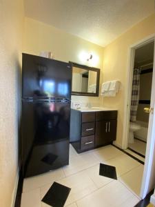 frigorifero nero in bagno con lavandino di Motel 7 - Near Six Flags, Vallejo - Napa Valley a Vallejo