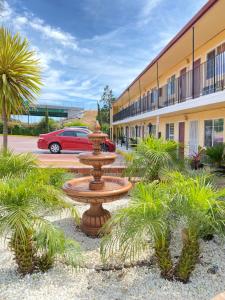 einen Brunnen in einem Innenhof vor einem Gebäude in der Unterkunft Motel 7 - Near Six Flags, Vallejo - Napa Valley in Vallejo