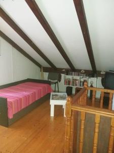 ein Schlafzimmer mit einem Bett im Dachgeschoss in der Unterkunft Holiday house with a parking space Olib - 18805 in Olib