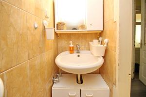 バスカにあるApartments by the sea Baska, Krk - 18872の洗面台と鏡のあるバスルーム +7枚の写真