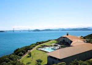 南淡路市安娜加度假酒店的房屋和水的空中景观