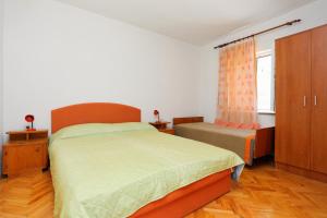 a bedroom with two twin beds and a window at Apartments by the sea Brist, Makarska - 18859 in Podaca