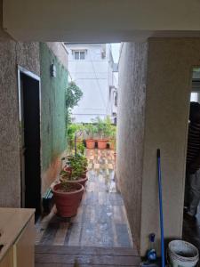 un pasillo con macetas en el lateral de un edificio en Terrace Garden en Hyderabad