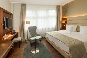 Postel nebo postele na pokoji v ubytování Hotel Oranien Wiesbaden