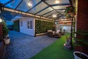 瑞詩凱詩的住宿－Terrakotta Rishikesh，户外庭院设有绿墙和灯