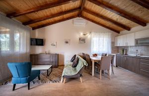 eine Küche und ein Esszimmer mit Tisch und Stühlen in der Unterkunft Holiday house with a parking space Mundanije, Rab - 18889 in Rab