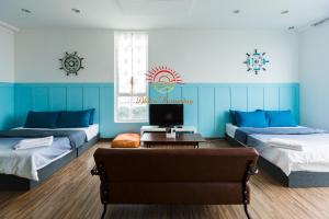 SETAPAK CENTRAL KL-zeta suite by ALOHA في كوالالمبور: غرفة بسريرين وطاولة مع تلفزيون
