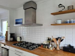 a kitchen with a stove and a counter top at Haus Sonnenlicht. Idylle am Ratzeburger See! in Ratzeburg