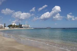 uma vista para a praia com edifícios ao fundo em Secret Garden Guest House 02 em Famagusta