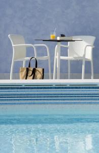 una mesa y sillas junto a una piscina en Park Hotel, en Desenzano del Garda