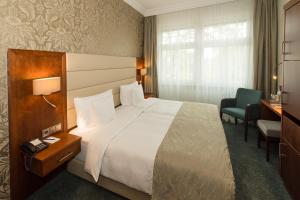 Postel nebo postele na pokoji v ubytování Hotel Oranien Wiesbaden