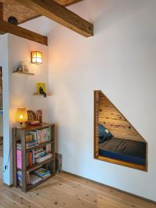 Next Chapter - Guesthouse - Kito في Uinouchi: غرفة نوم مع مرآة على الحائط