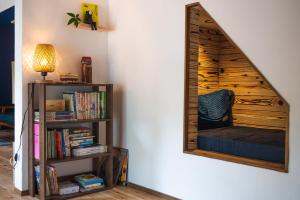 Knihovna v hostelu