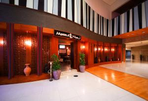 un vestíbulo de un hotel con macetas en Ibis Fujairah, en Fujairah