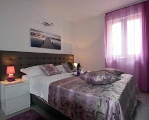 Posteľ alebo postele v izbe v ubytovaní Apartments and rooms with WiFi Split - 18909