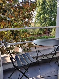 un tavolo e una sedia su un portico di Cosy and Fully Equipped Apartment near Antwerp ad Anversa