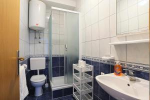 Koupelna v ubytování Apartments by the sea Podgora, Makarska - 18918 + 32 fotografií