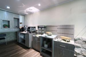 Kuhinja ili čajna kuhinja u objektu Tamarin Hotel Jakarta manage by Vib Hospitality Management