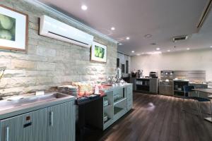 Kuhinja ili čajna kuhinja u objektu Tamarin Hotel Jakarta manage by Vib Hospitality Management