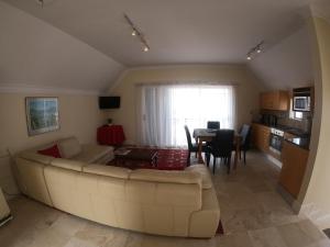 Un televizor și/sau centru de divertisment la Elegant Quays Waterfront One Bedroom Apartment
