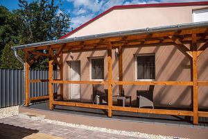 uma casa com um pavilhão de madeira num pátio em SárvárLAK Apartmanház em Sárvár