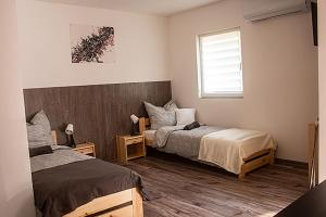 Posteľ alebo postele v izbe v ubytovaní SárvárLAK Apartmanház