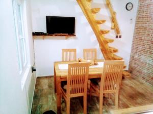 comedor con mesa de madera y sillas en Holiday house with a parking space Silba - 18784 en Silba