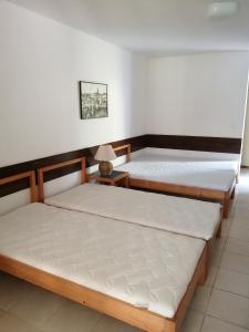 2 posti letto in una stanza con due tavoli di Apartments by the sea Duga Uvala, Marcana - 18939 a Krnica