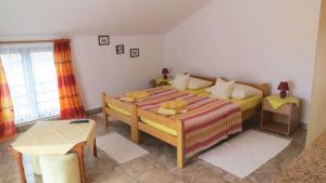 una camera con letto e tavolo di Apartments with a parking space Soline, Krk - 18787 a Dobrinj