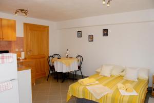una camera con letto e un tavolo in cucina di Apartments with a parking space Soline, Krk - 18787 a Dobrinj