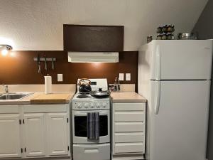 una cucina con piano cottura e frigorifero di Suede a Salem