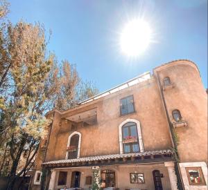 a large brick building with the sun in the sky at Loft Santiago Val’quirico in Tlaxcala de Xicohténcatl