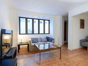 Zona d'estar a Sanders Park - One-Bedroom Apartment Near a Huge City Park