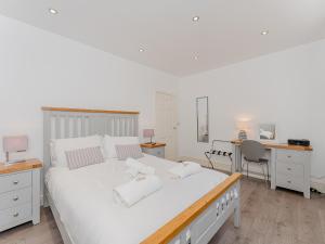 een slaapkamer met een groot wit bed en een bureau bij Flat 4B in Chester