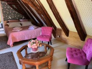Saint-Alvèreにあるroquebruneのベッドルーム1室(ベッド1台、椅子2脚、テーブル付)