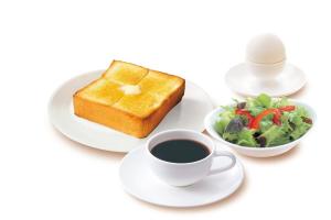 un plato de tostadas y una taza de café y una ensalada en Sotetsu Fresa Inn Tokyo-Akasaka, en Tokio