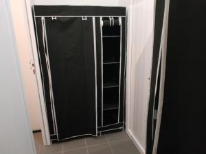 una nevera negra con puertas de cristal en una habitación en Pleinitude en Trangé