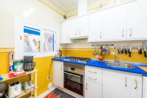 A kitchen or kitchenette at Es Cantonet