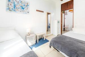 A bed or beds in a room at Es Cantonet