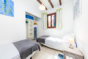 A bed or beds in a room at Es Cantonet