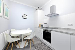 Kuchyň nebo kuchyňský kout v ubytování JOIVY Modern Flat on Rose Street