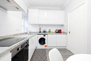 Kuchyň nebo kuchyňský kout v ubytování JOIVY Modern Flat on Rose Street