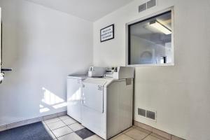 Kuchyň nebo kuchyňský kout v ubytování Motel 6-Flagstaff, AZ - Butler
