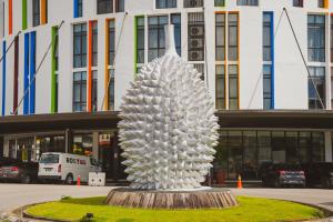 Roxy Hotel Serian في Serian: تمثال ابيض كبير امام مبنى