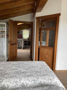 una camera con un grande letto e porte in legno di Apartamentos Rurales Casa Lafuente a Luquiano