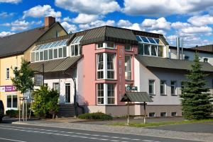 un edificio rosa con paneles solares en City Hotel, en Chemnitz