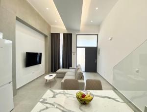Televízia a/alebo spoločenská miestnosť v ubytovaní Hotel Alex + 26 fotografií